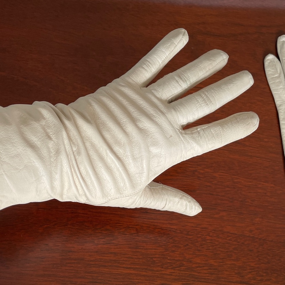 Vintage Leather Gloves for women in Creamy White color